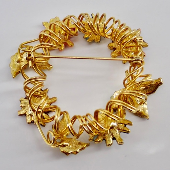 Christmas Wreath Brooch Mid-Century Gold Tone Colored Enamel Flowers Spiral VTG - Picture 2 of 8
